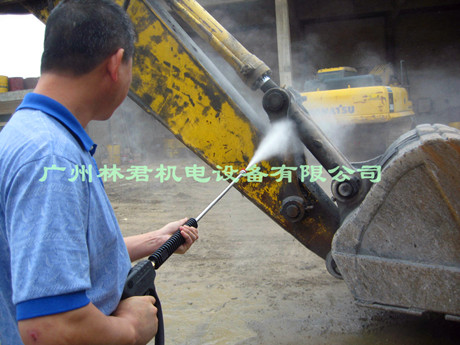 工程挖土机油污洗濯01 .jpg