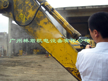 工程挖土机油污洗濯02.jpg